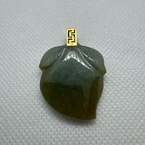 Vintage 14k Yellow Gold Carved Green Jade Peach Fruit Leaves Jadeite Pendant